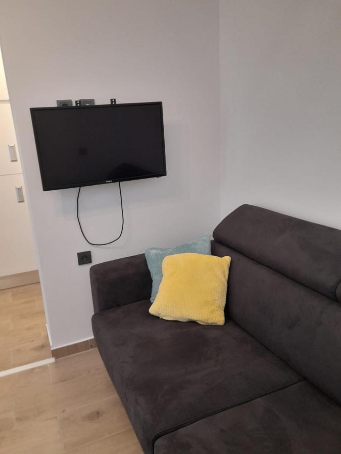 Apartman Sa Lodom 2+2 Lejlighed Pirovac Eksteriør billede