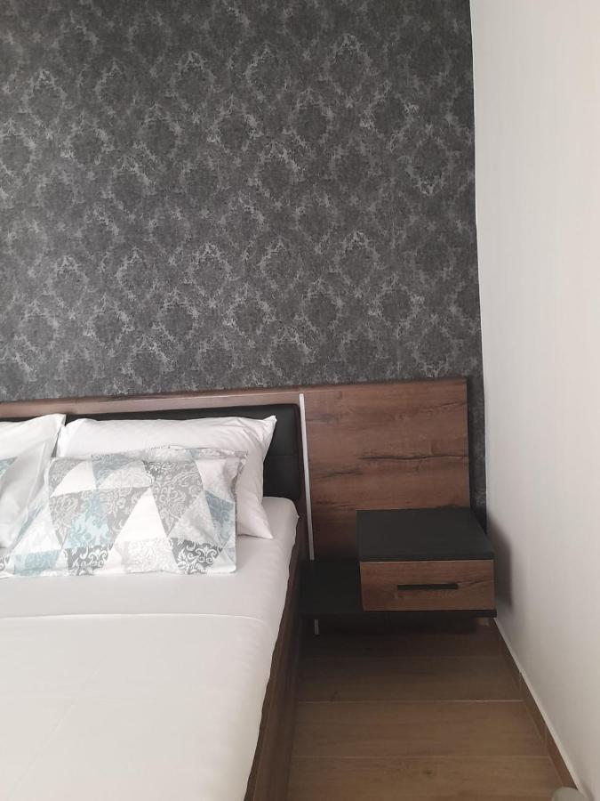 Apartman Sa Lodom 2+2 Lejlighed Pirovac Eksteriør billede