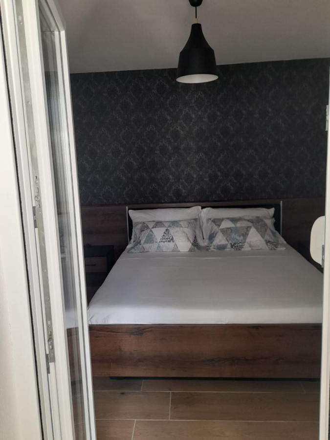 Apartman Sa Lodom 2+2 Lejlighed Pirovac Eksteriør billede